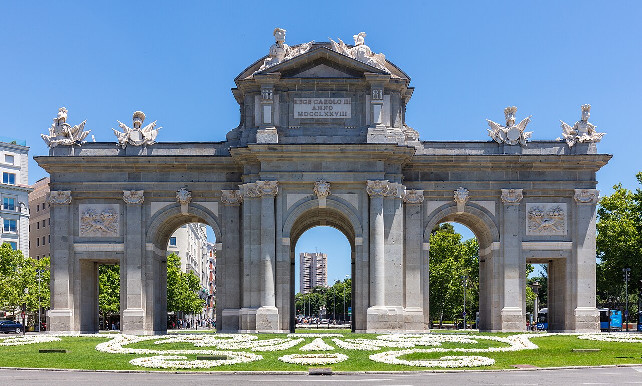 Puerta de Alcalá, en Madrid, con la calle de Alcalá al fondo