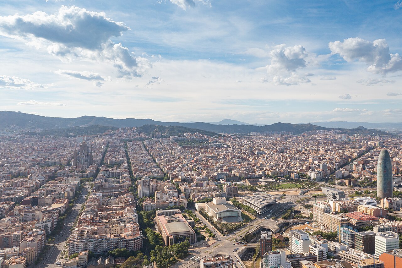Vista de la Sagrada Familia y la Torre Glòries en Barcelona