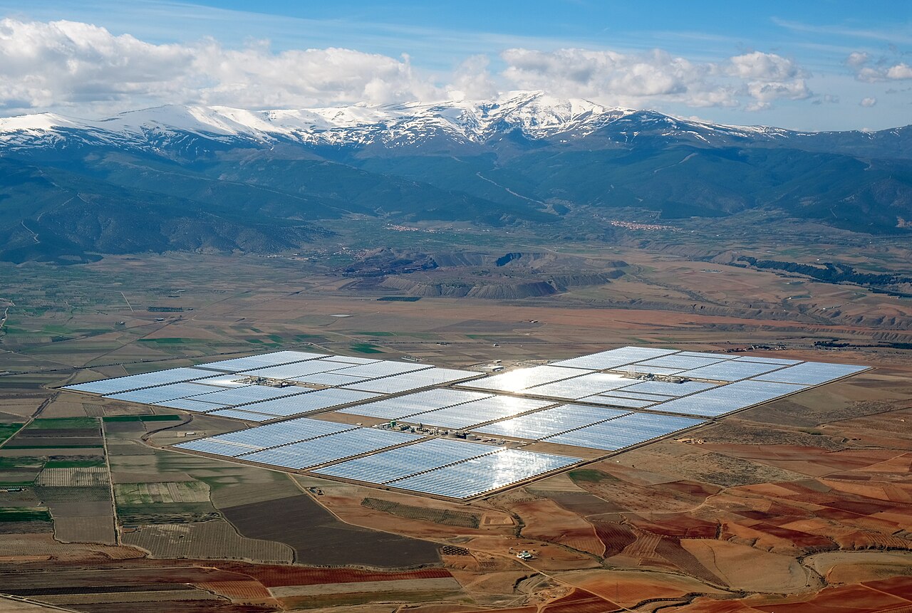 Planta termosolar con espejos y torre de captación en Andalucía